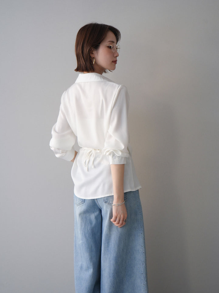 [予約]サイドギャザーアシンメトリーデザインサテンブラウス/white