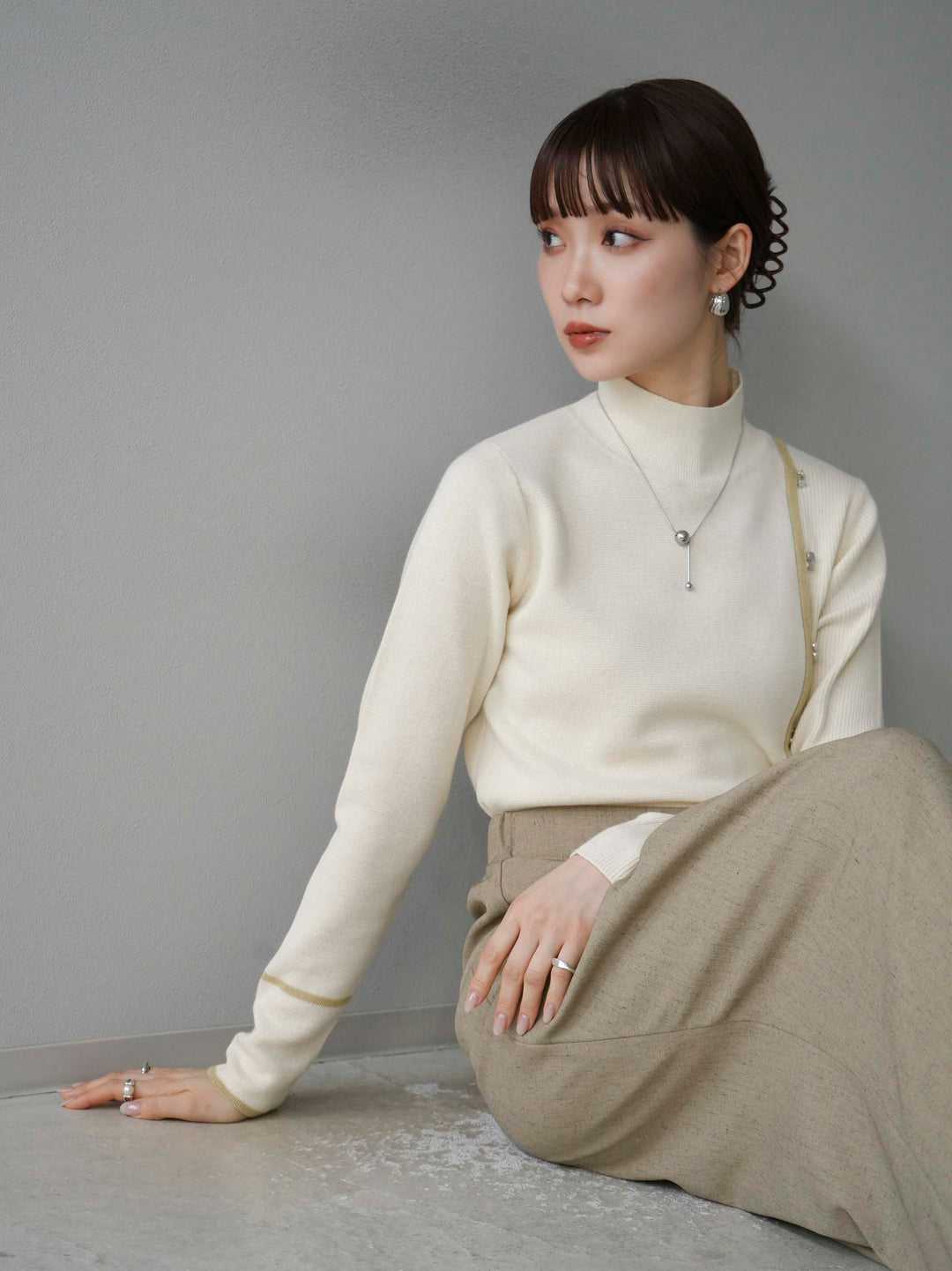 [預訂] 瓶頸配色設計紐扣針織上衣/象牙色