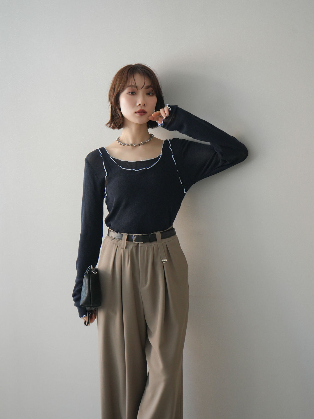 [SET]バイカラーメローアンサンブルシアーニットトップス+ベルト付キーホルダーモチーフワイドパンツ(2set)