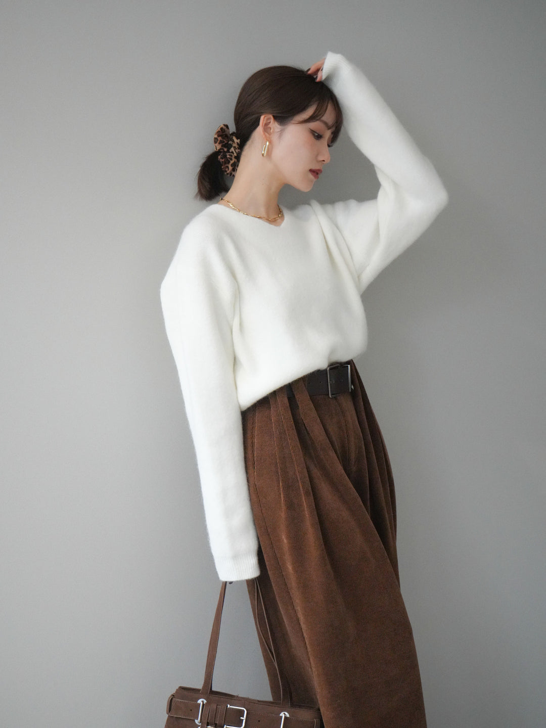 [SET]シュシュ付きアンゴラタッチVネックニットプルオーバー+選べるアクセセット(2set)