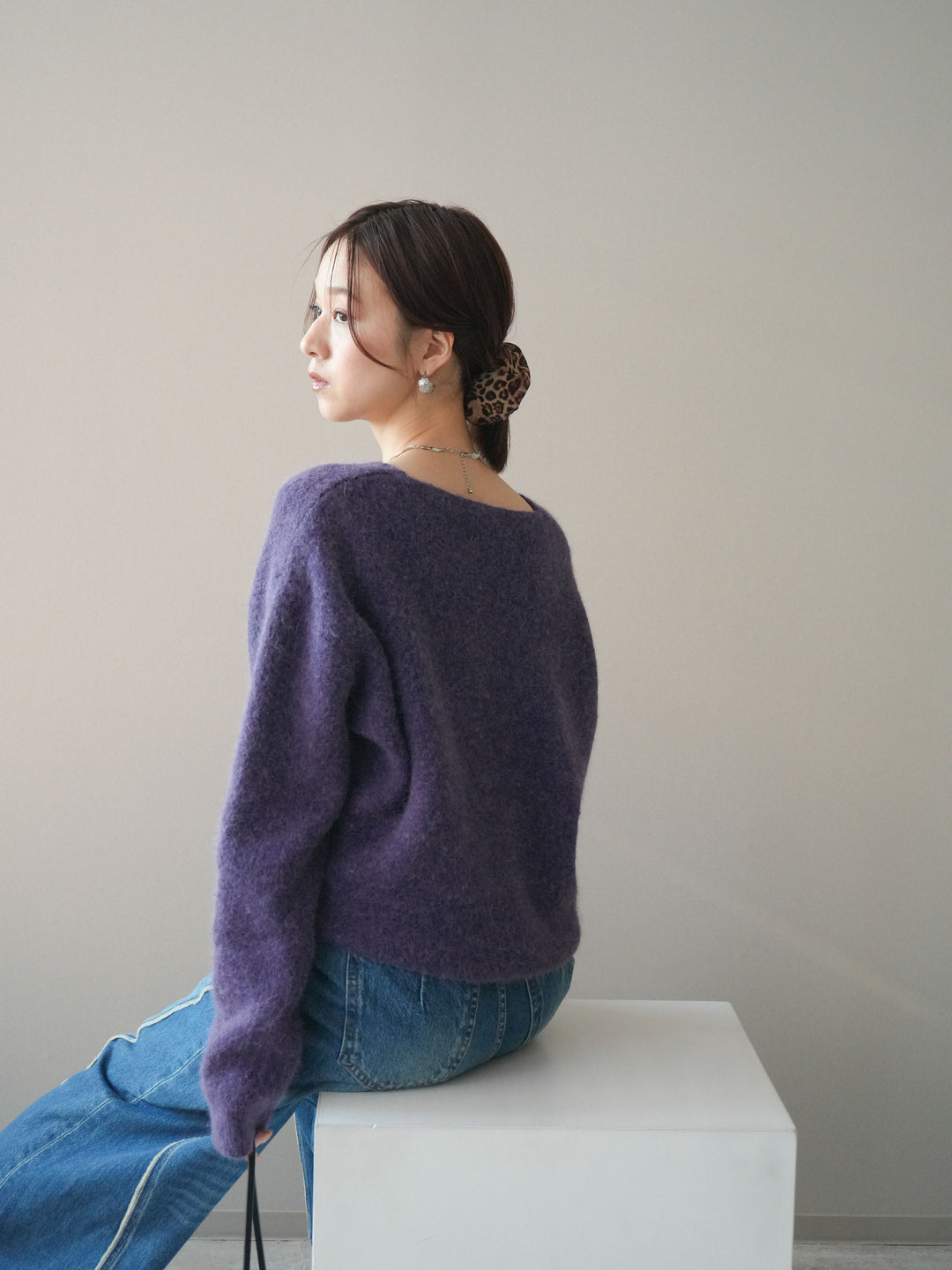 [SET]シュシュ付きアンゴラタッチVネックニットプルオーバー+サイドフリンジワイドデニムパンツ(2set)