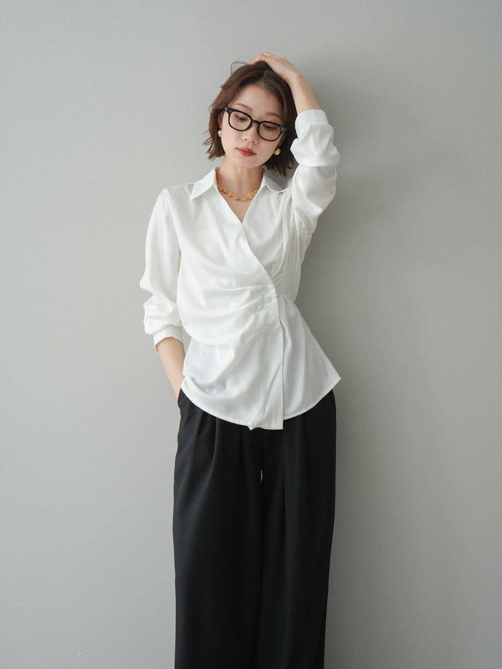[予約]サイドギャザーアシンメトリーデザインサテンブラウス/white