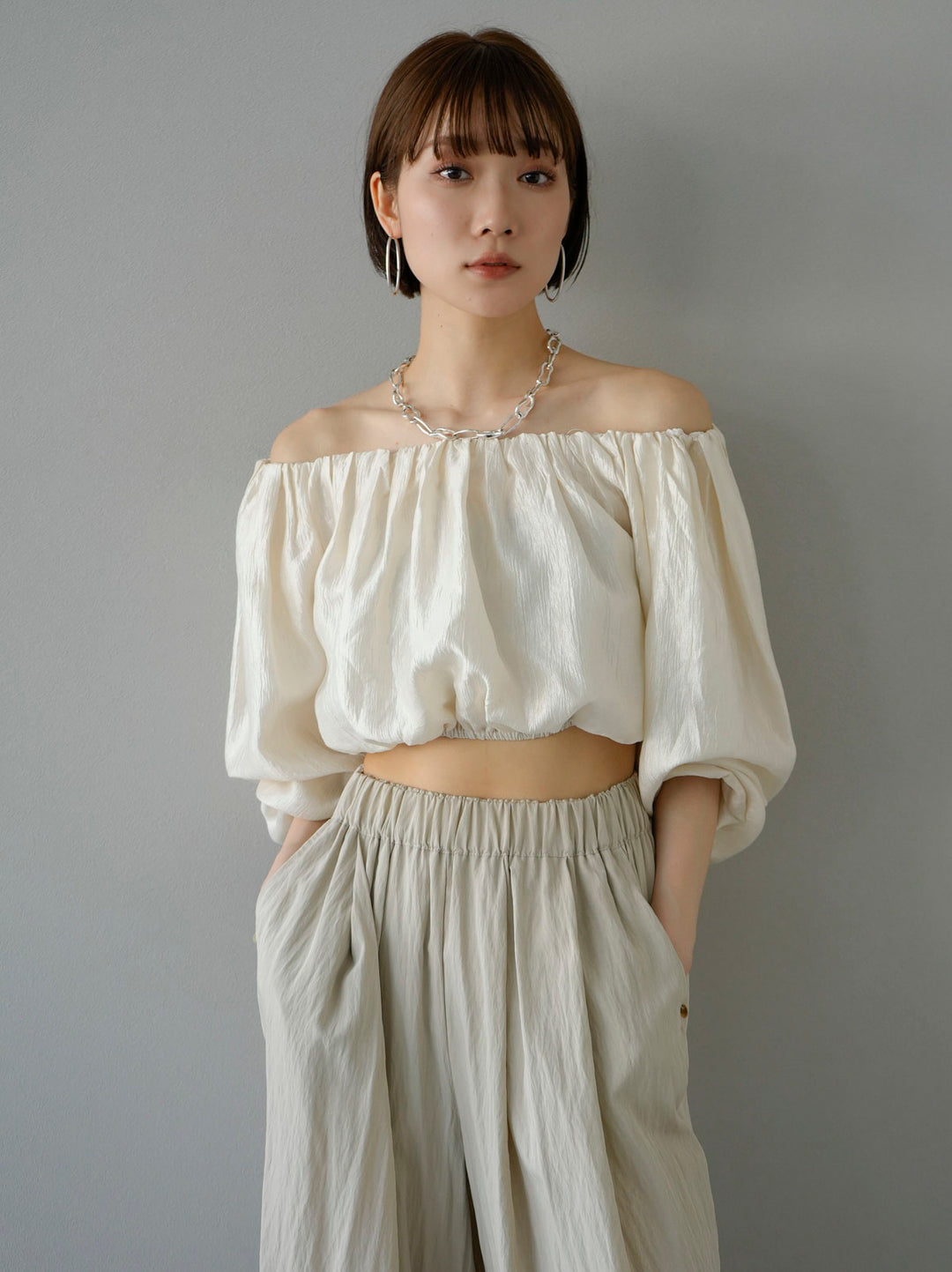 [Pre-order] Shiny off-shoulder blouse/white