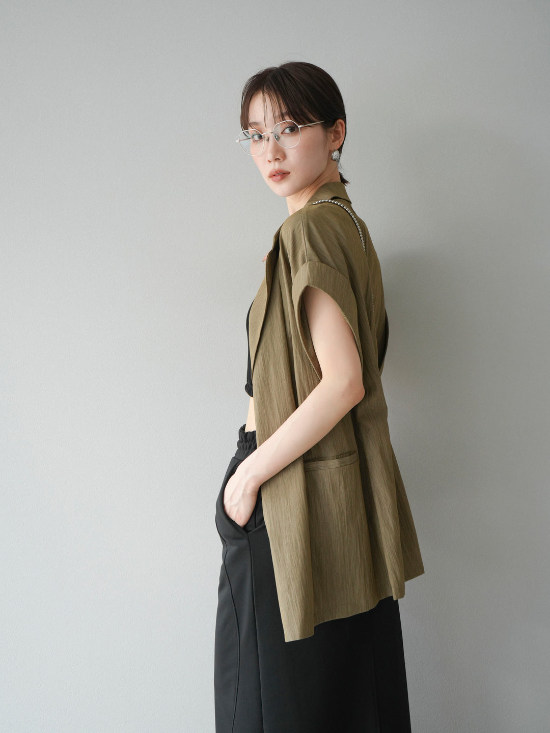 [SET]リネンライクノースリーブダブルジレ+ウェーブパイピングカップ付ベアキャミソール(2set)