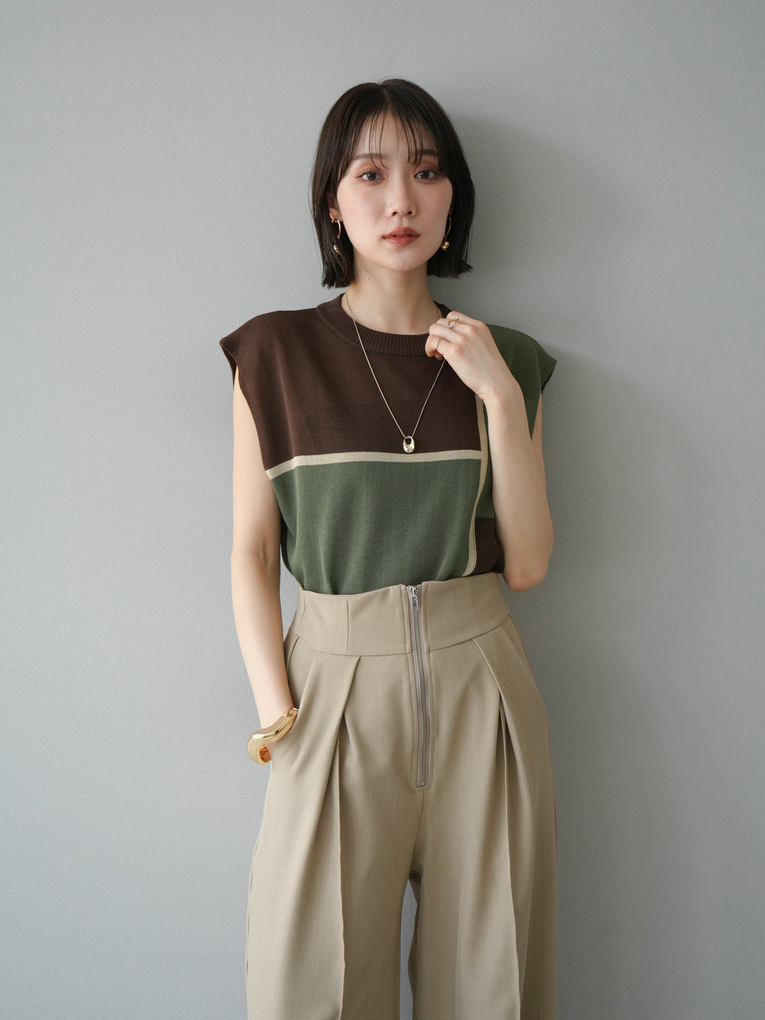 [SET] 同色系無袖針織套衫 + 可選飾品套裝（2 套）