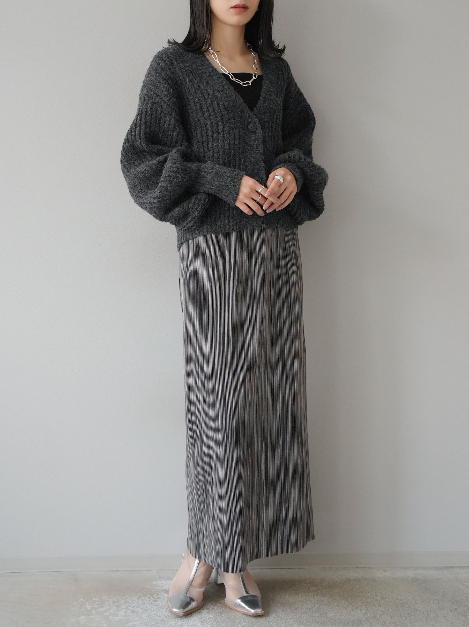 予約]片畔ショートニットカーディガン/チャコール – Lumier