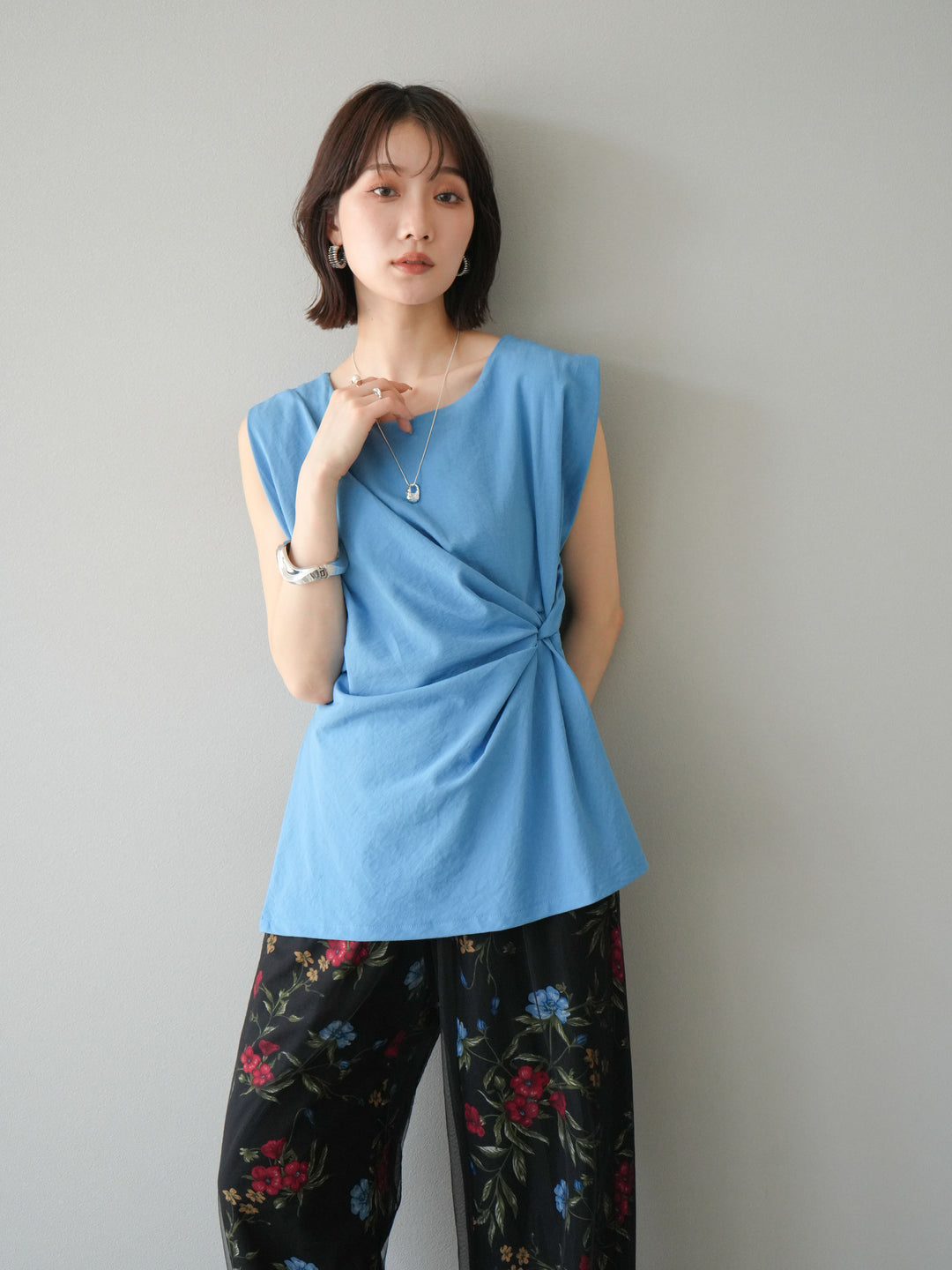 [SET] 側扭法式上衣+植物圖案休閒褲+繩繡薄紗疊穿褲（3件套裝）