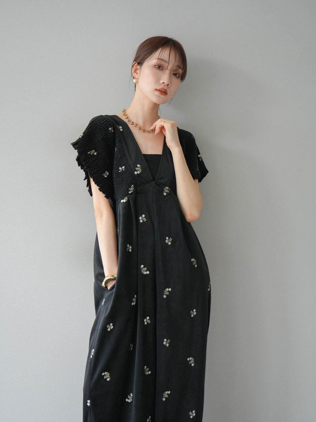 [予約]ベロアフラワー刺繍シャーリングサロペット/ブラック