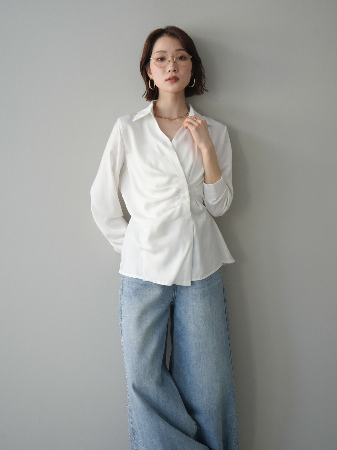 [予約]サイドギャザーアシンメトリーデザインサテンブラウス/white
