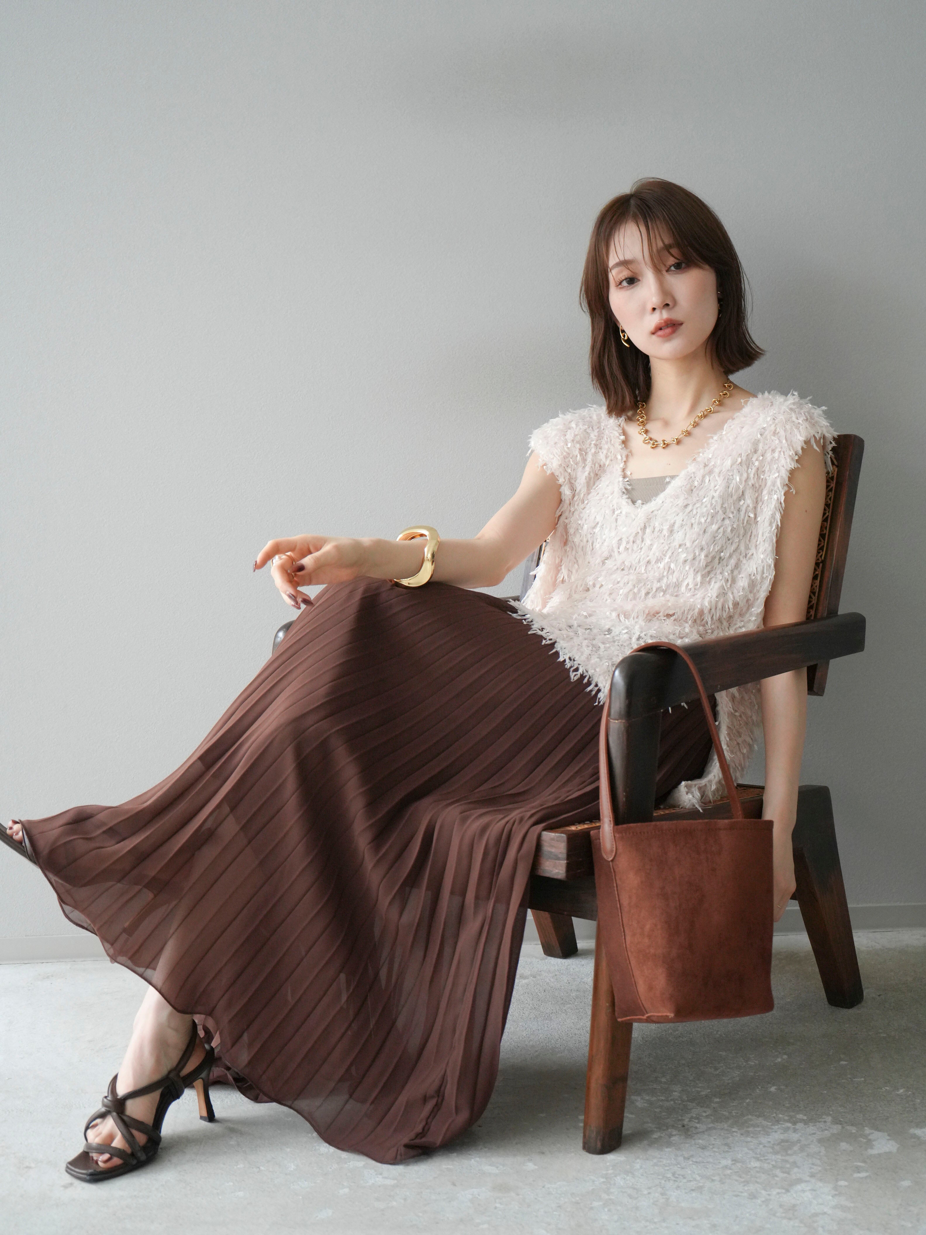 予約]フェザーVネックベスト/アイボリー – Lumier