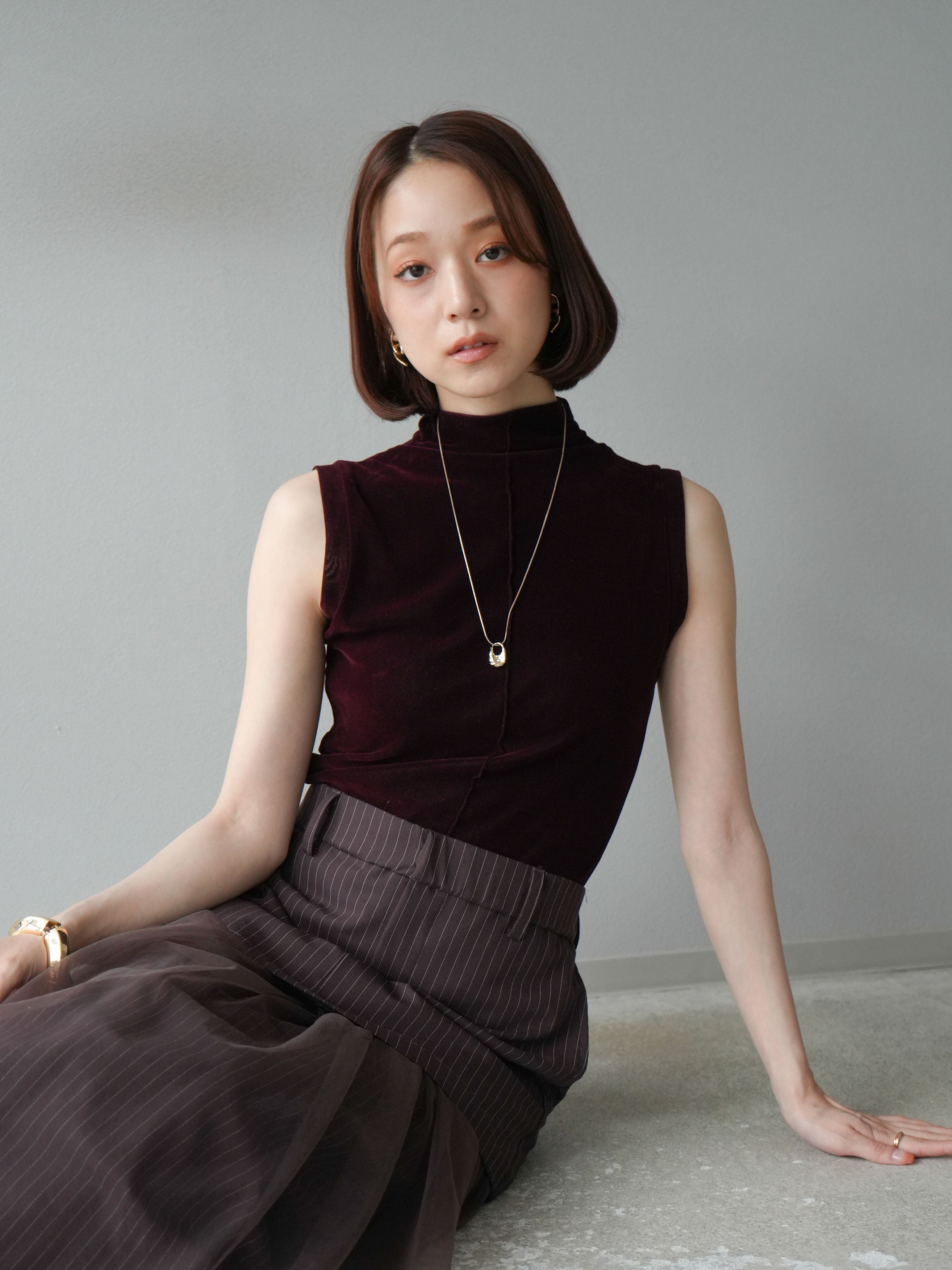 予約]シアーベロアプチネックノースリーブトップス/ブラウン – Lumier