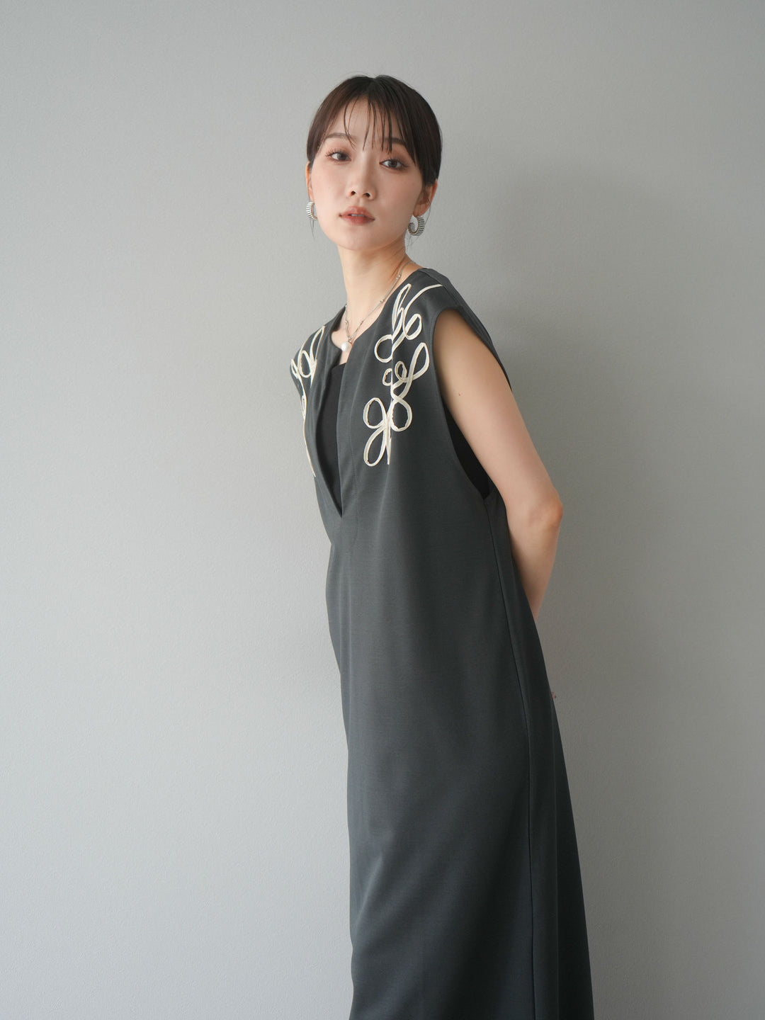 [予約]ライトポンチコード刺繍ワンピース/チャコール