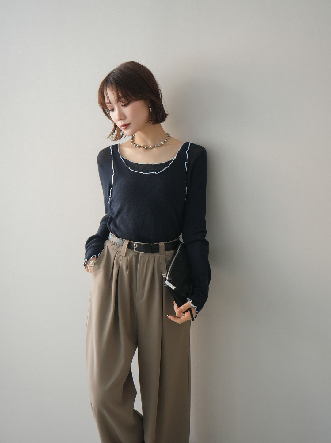 [SET]バイカラーメローアンサンブルシアーニットトップス+ベルト付キーホルダーモチーフワイドパンツ(2set)