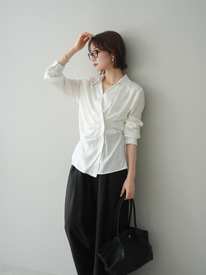 [予約]サイドギャザーアシンメトリーデザインサテンブラウス/white