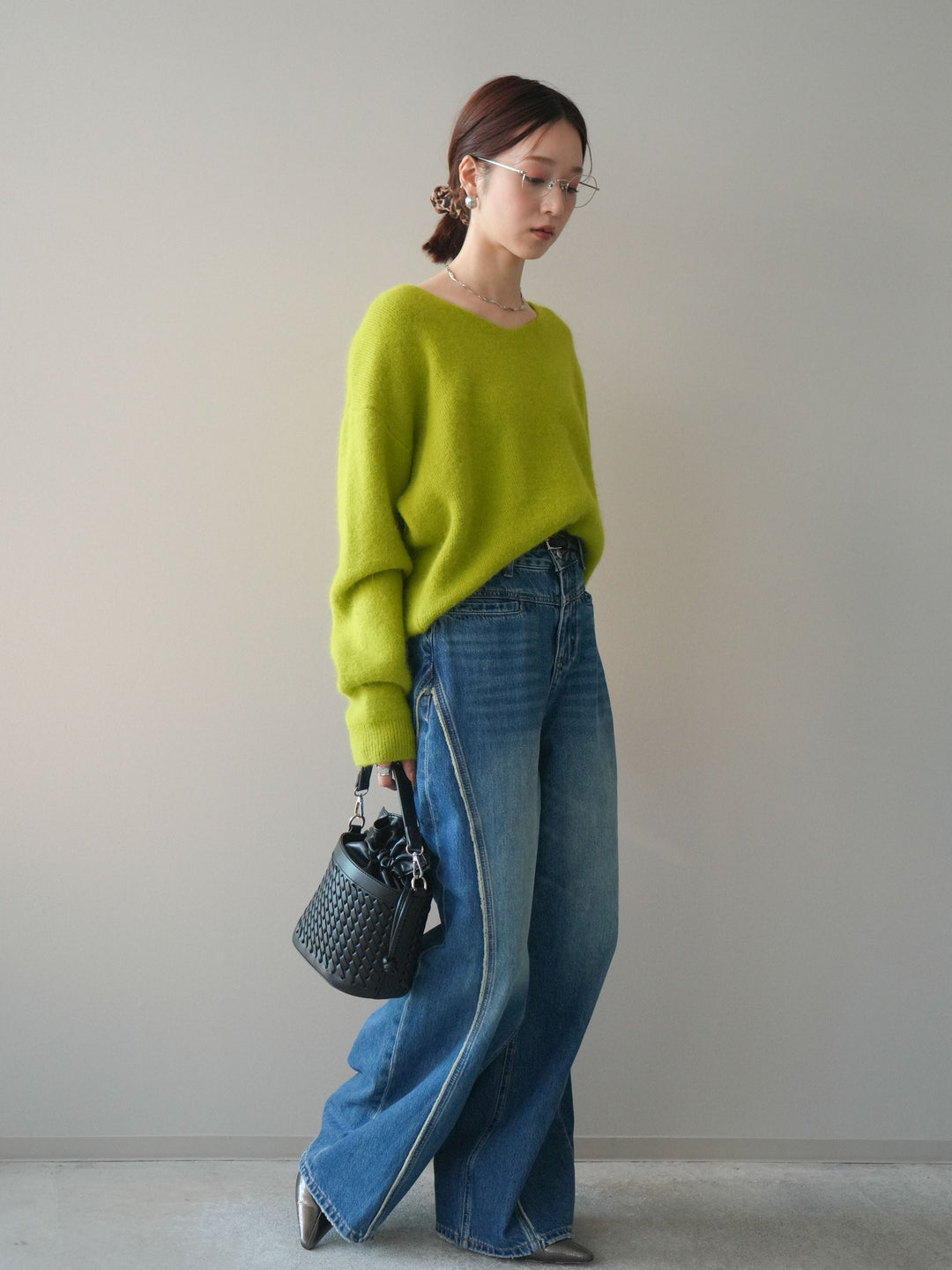 [SET]シュシュ付きアンゴラタッチVネックニットプルオーバー+サイドフリンジワイドデニムパンツ(2set)