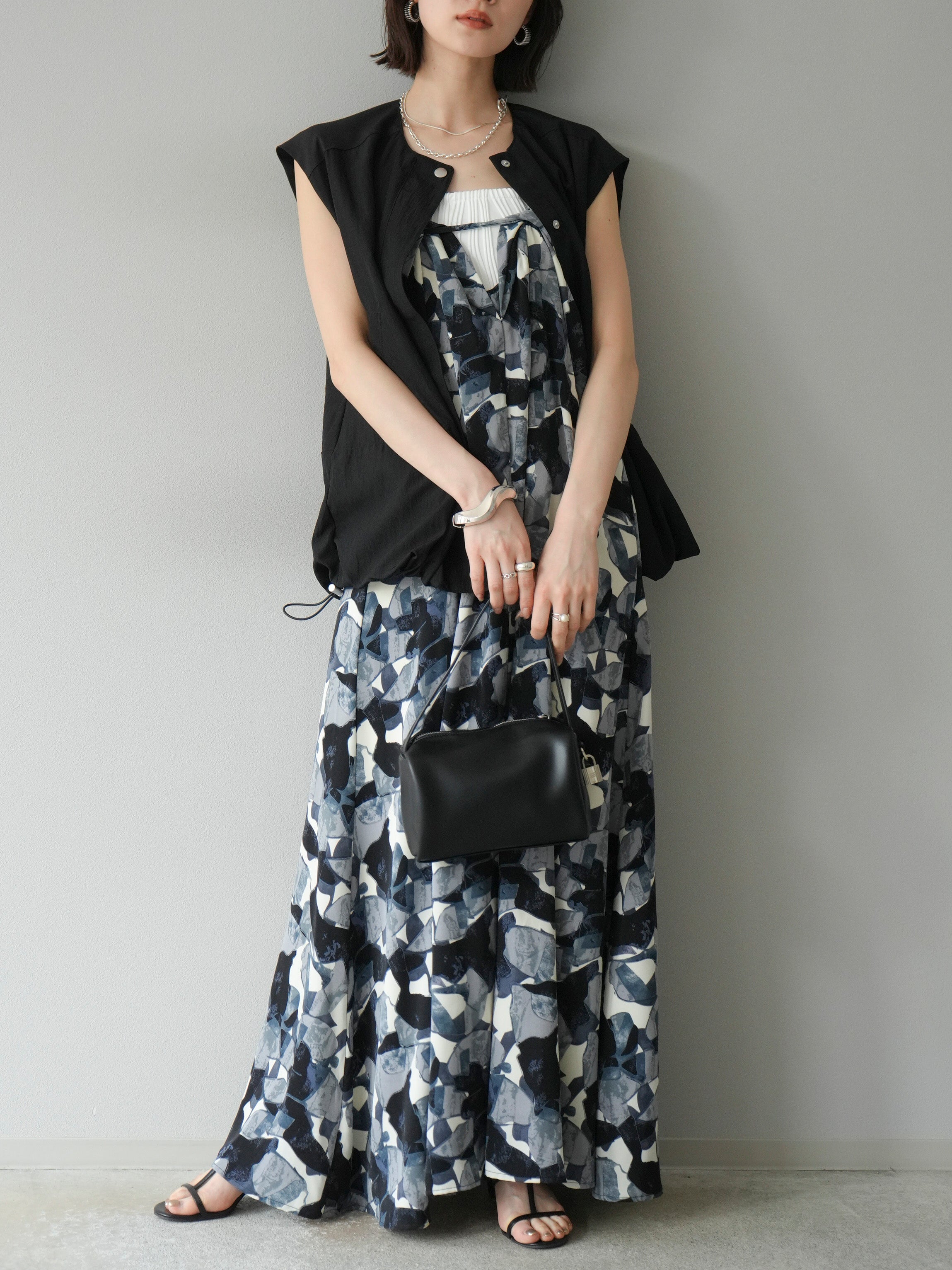 予約]タックデザインネック幾何学柄キャミワンピース/グレー – Lumier