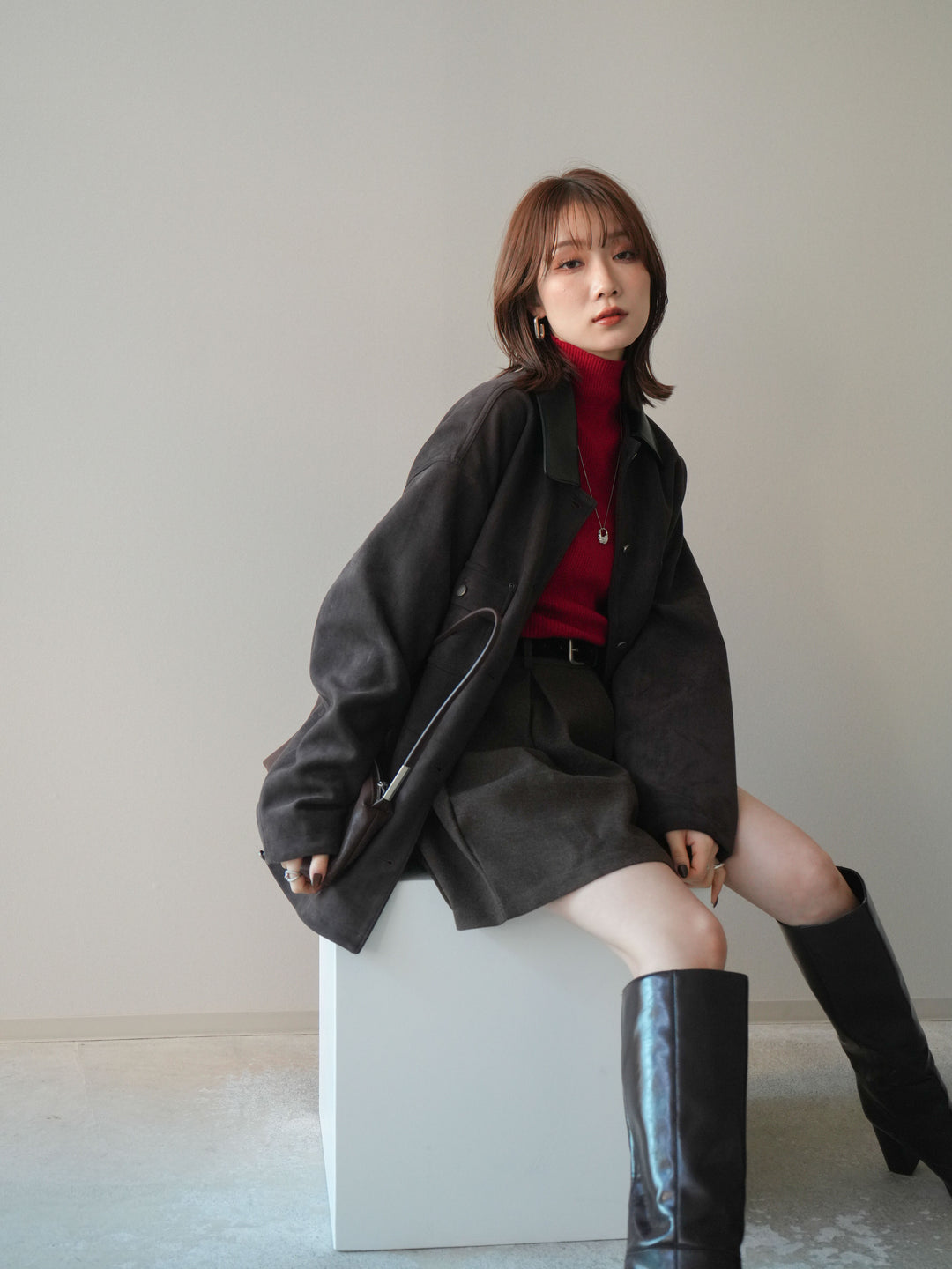 [SET]襟レザーステンカラースエードジャケット+袖ボタンボトルネックリブニットトップス+ベルト付きタックミニスカート(3set)