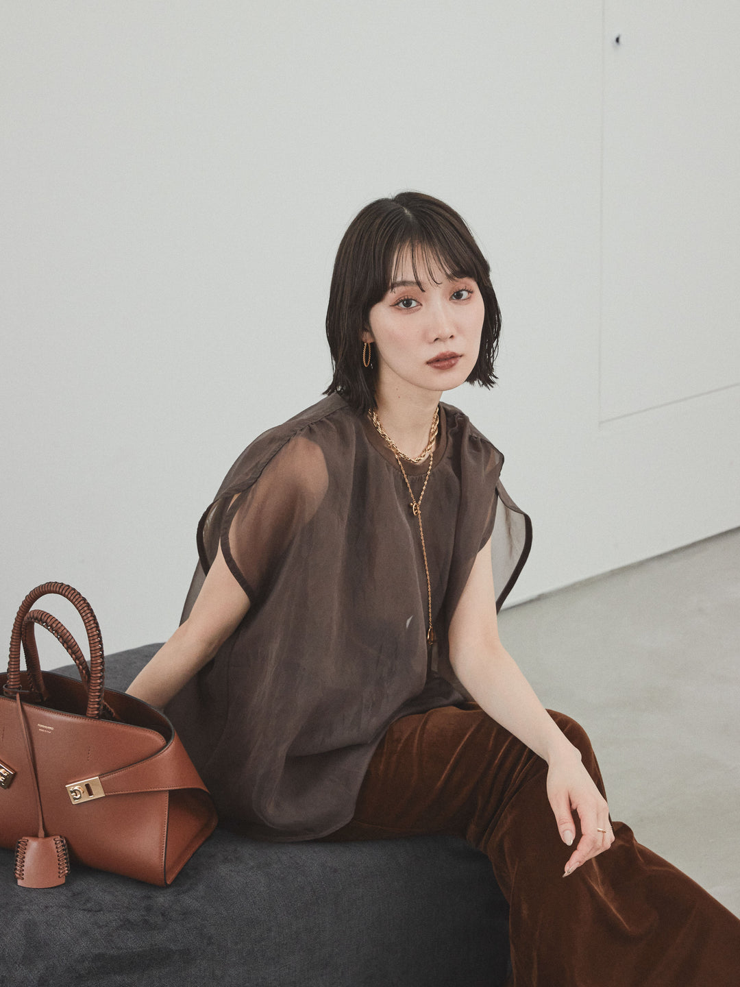 [SET] 緊湊光滑透視層疊上衣 + 天鵝絨低腰裙 (2set)