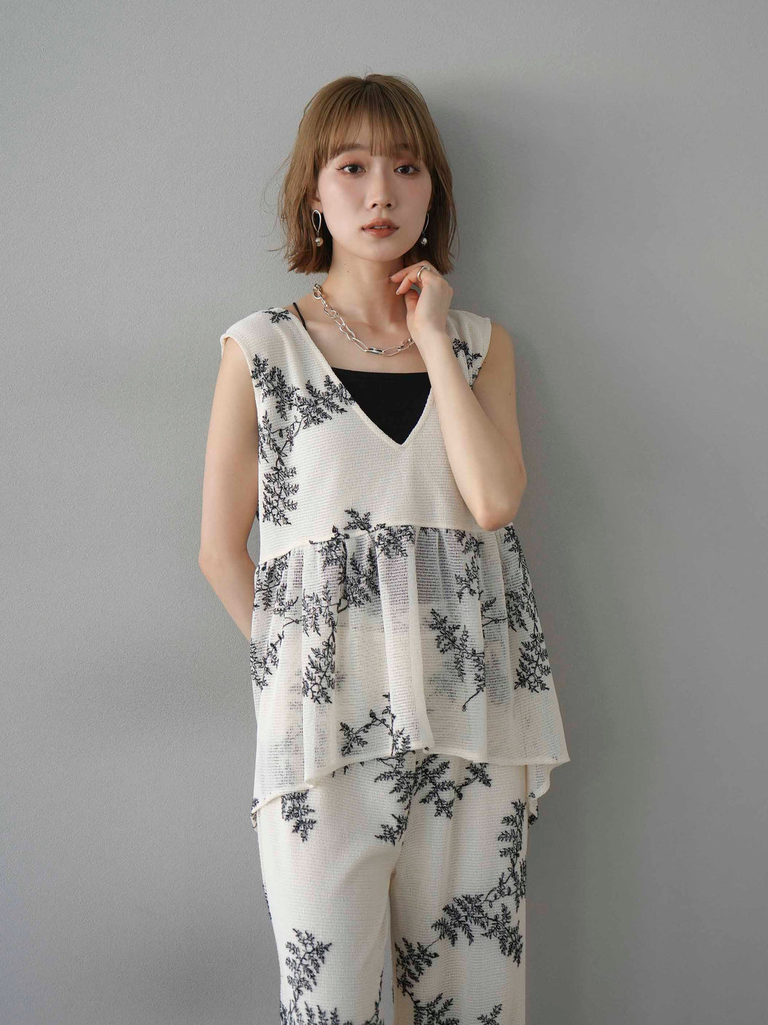 [予約]リーフ柄メッシュVネックフレアトップス/アイボリー