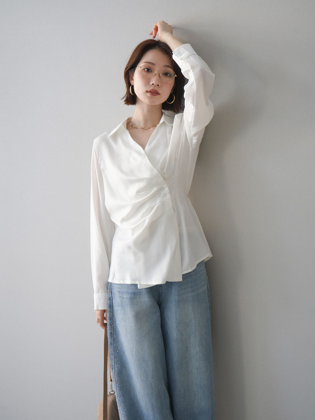 [予約]サイドギャザーアシンメトリーデザインサテンブラウス/white