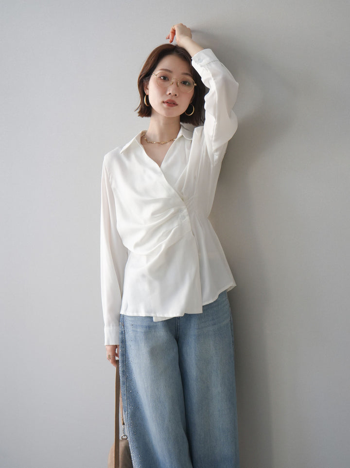 [予約]サイドギャザーアシンメトリーデザインサテンブラウス/white