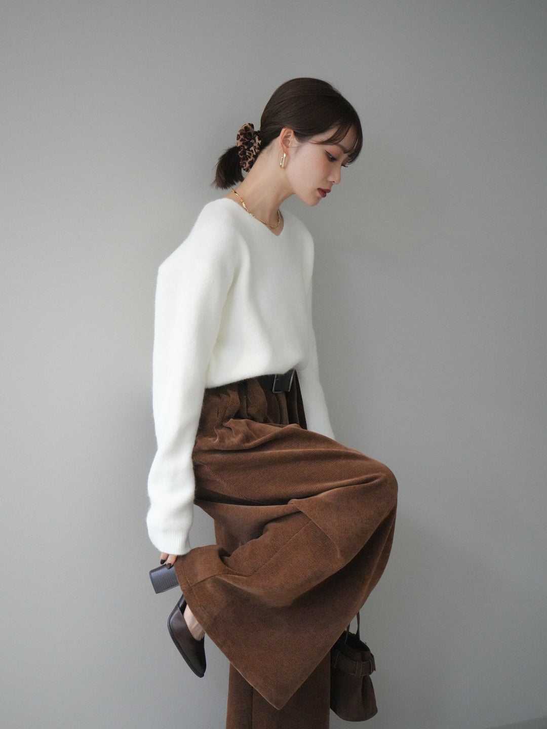 [予約]シュシュ付きアンゴラタッチVネックニットプルオーバー/white