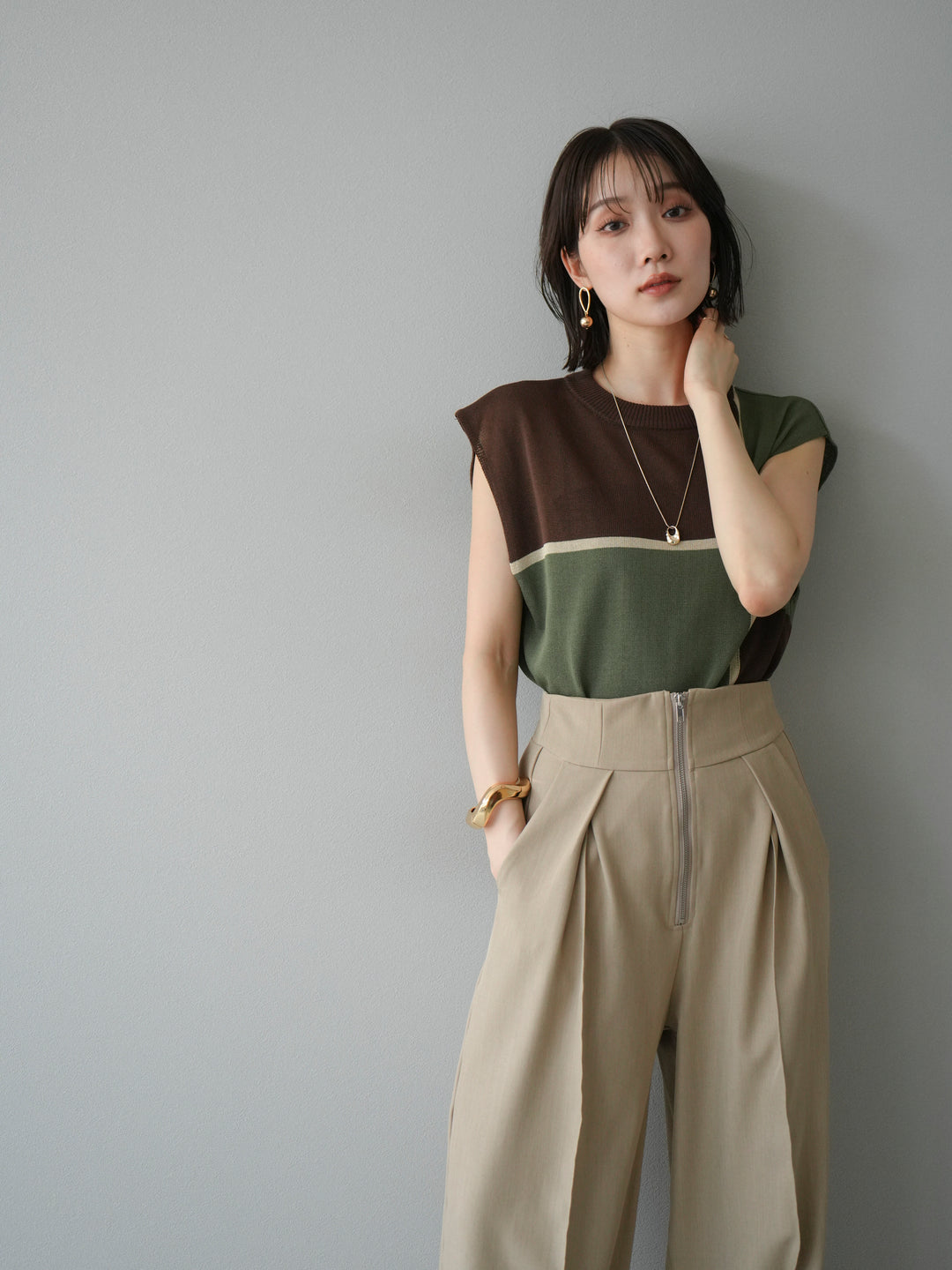 [SET] 同色系無袖針織套衫 + 可選飾品套裝（2 套）