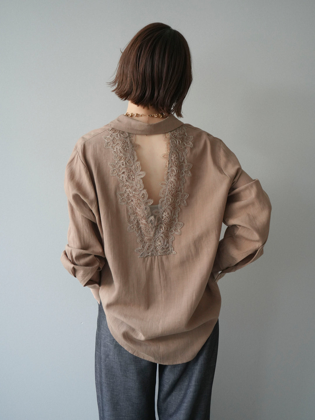 [予約]バックVレースデザインシャツ/beige