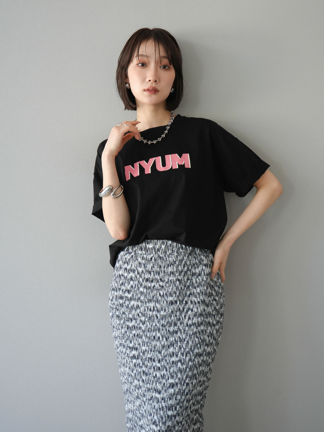[預訂]“NYUM”標誌印花乾爽觸感棉質T卹/黑色