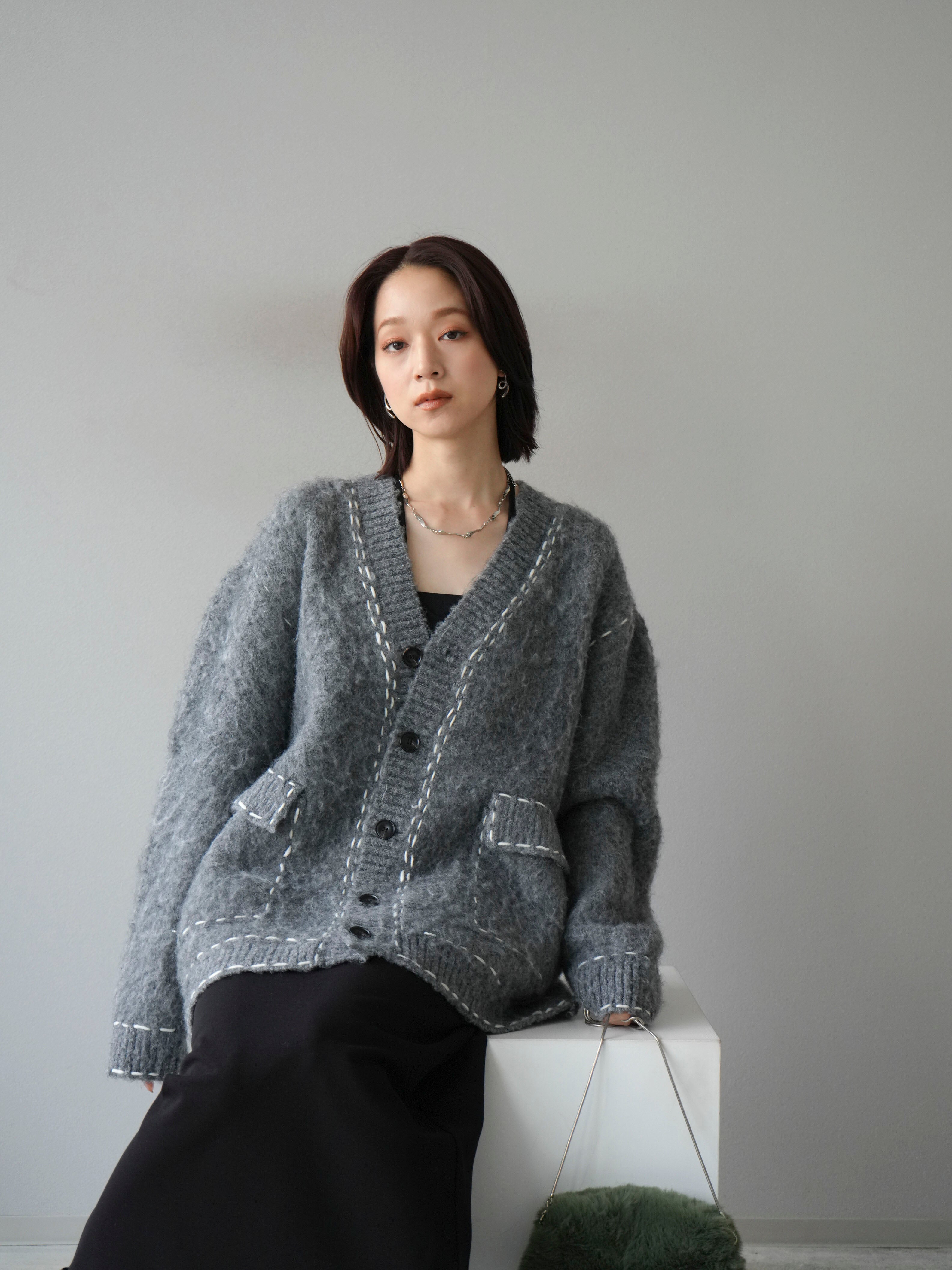 予約]ステッチVネックニットカーディガン/グレー – Lumier