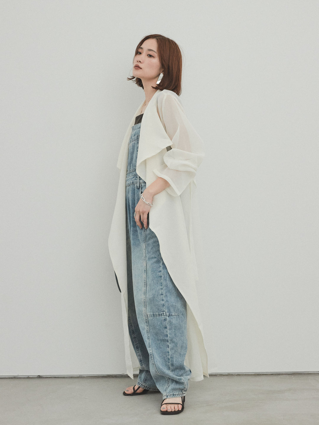 [SET] 中縫牛仔背帶褲 + 透視長版外套（2 件組）