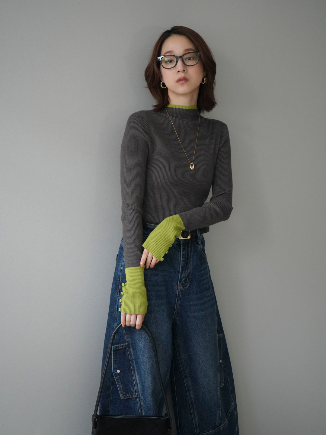 [予約]袖ボタンハイネック配色リブニットトップス/charcoal