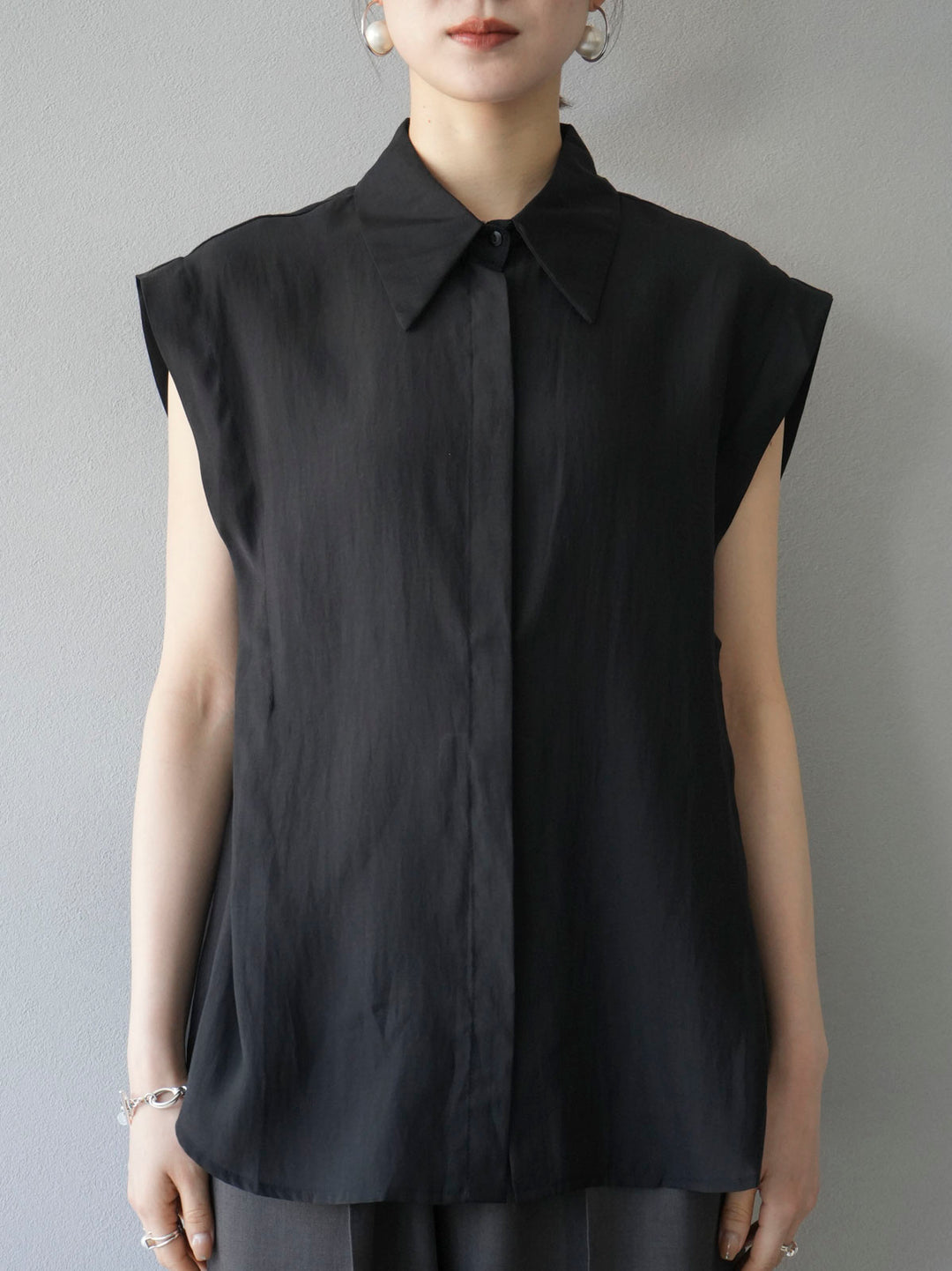 [Pre-order] Tuck shoulder sheer sleeveless shirt/Black