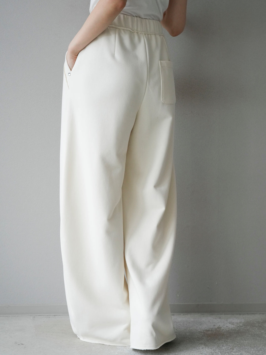 [予約]アウトシームカットオフスエットパンツ/white