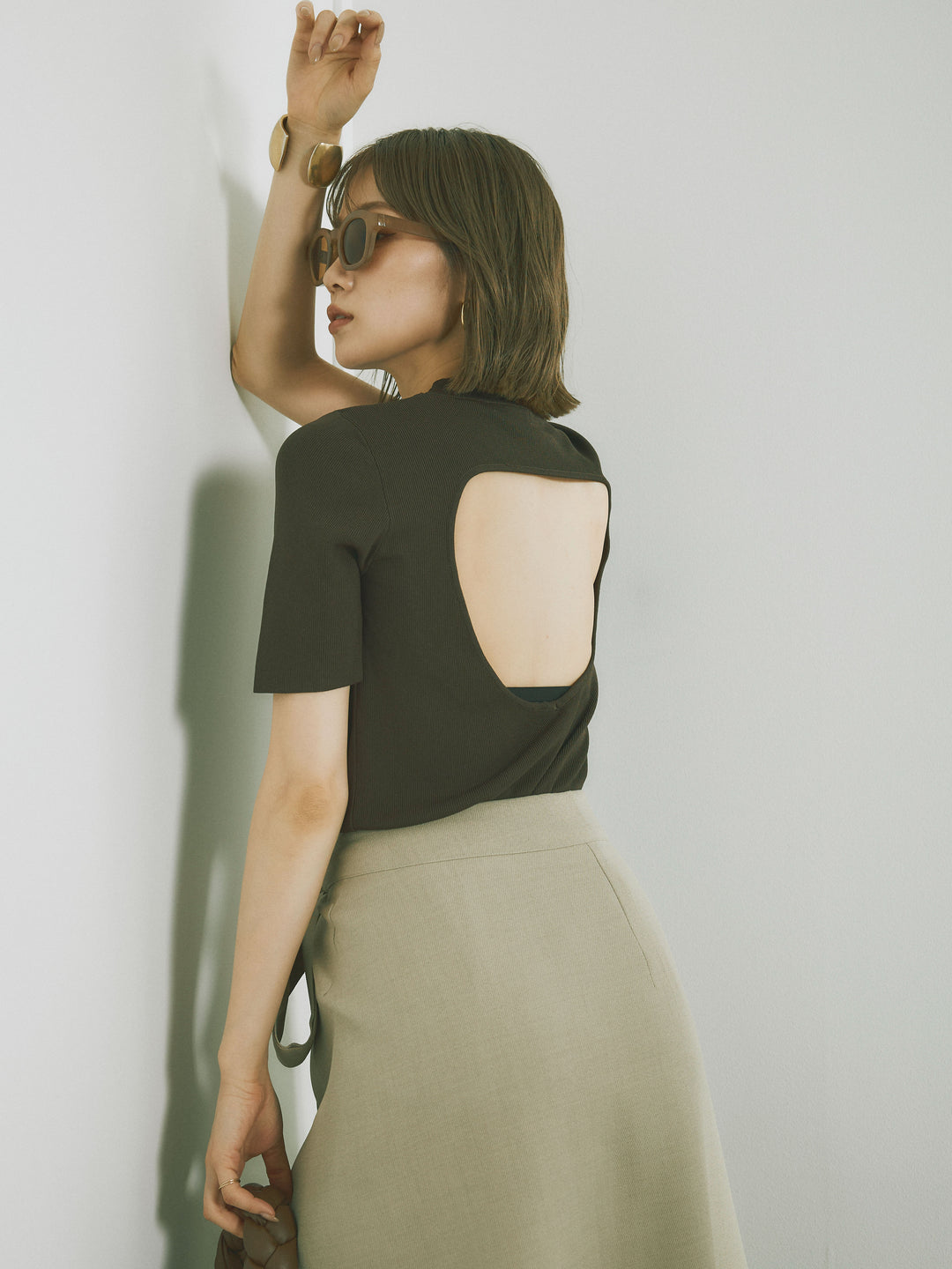 [預訂] 後開人造絲針織上衣/棕色