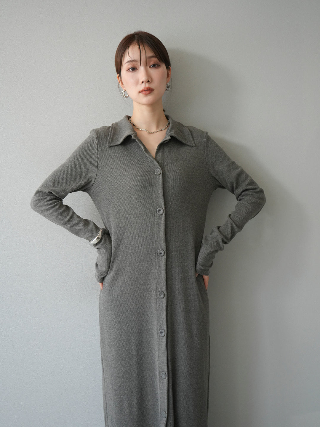 [予約]襟付きカットリブボタンワンピース/チャコール