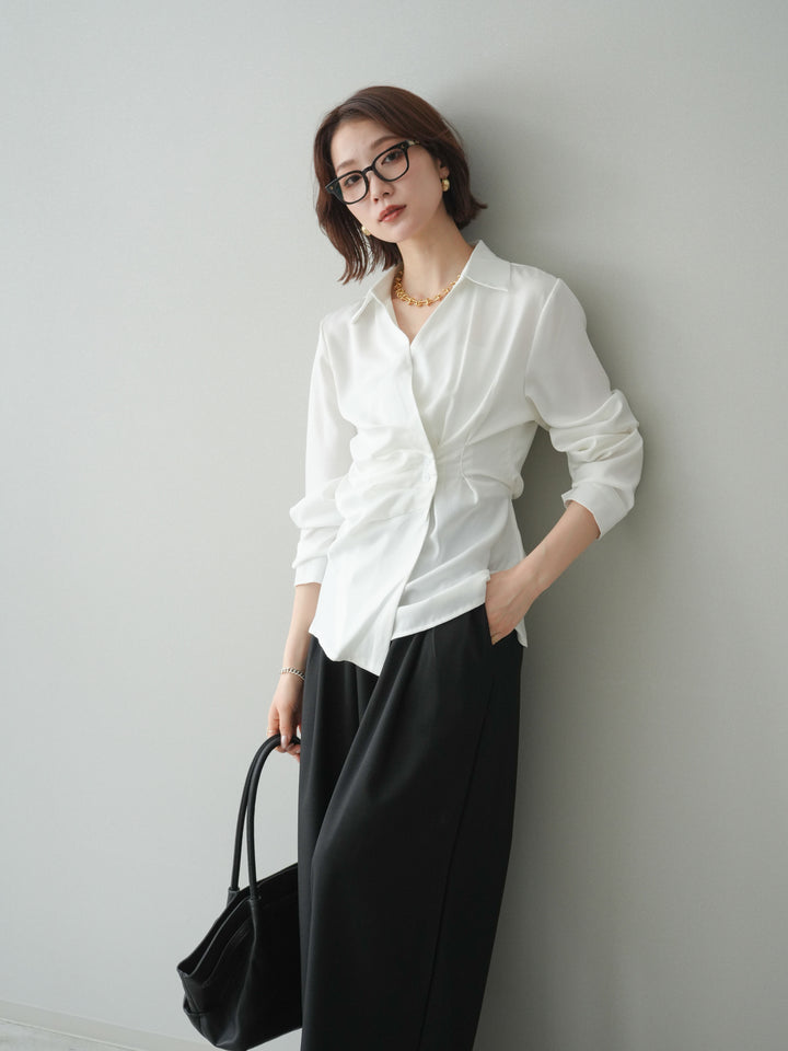 [予約]サイドギャザーアシンメトリーデザインサテンブラウス/white