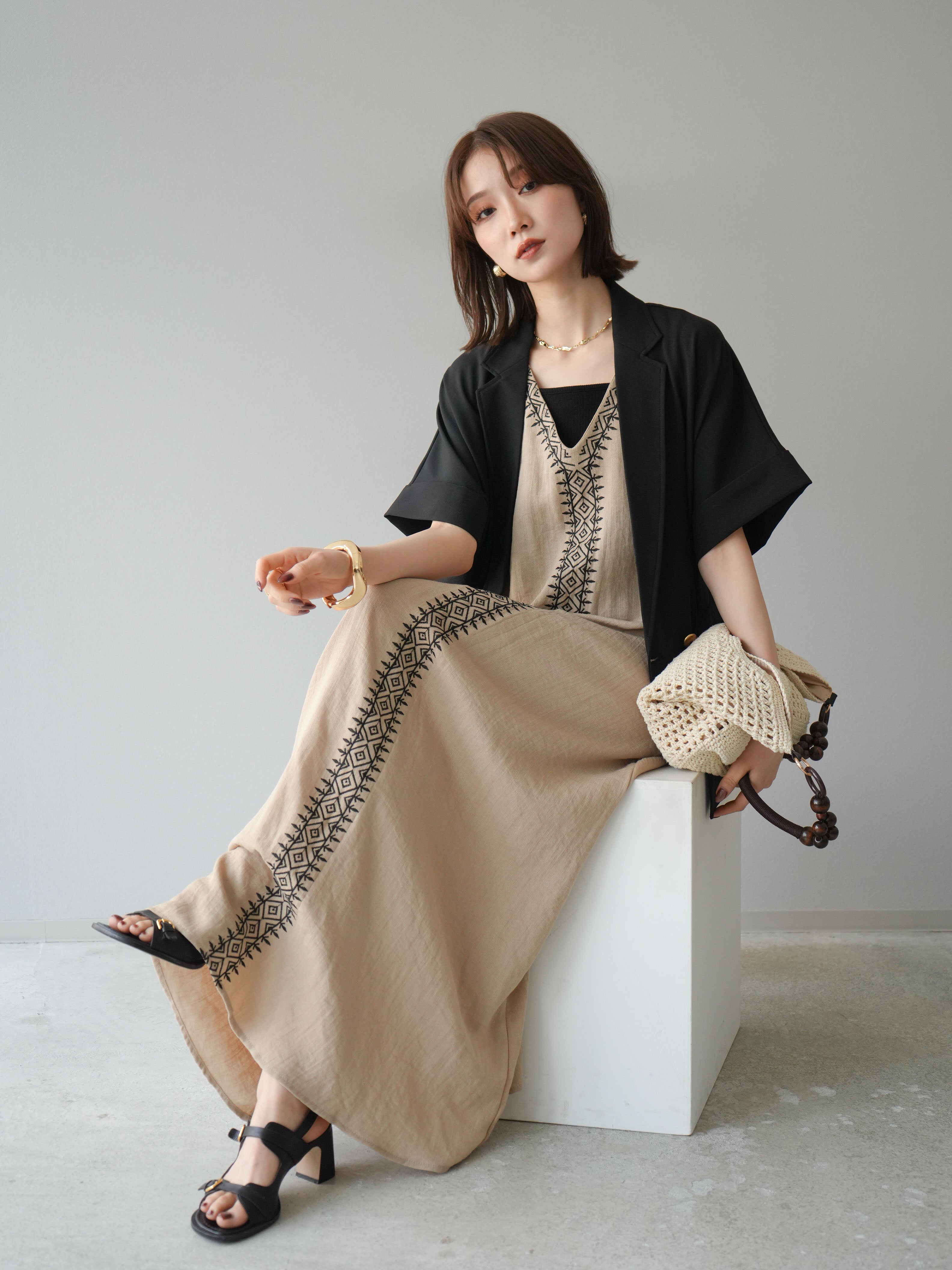 美品☆SACRA☆MLTウールVネックワンピース38フリーブラウンベージュ SACRA】冬のマストアイテム！美シルエット✨Vネックニット