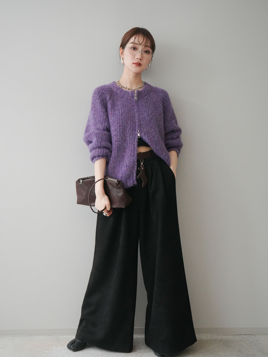 [予約]モチーフベルト付スエードタックワイドパンツ/black