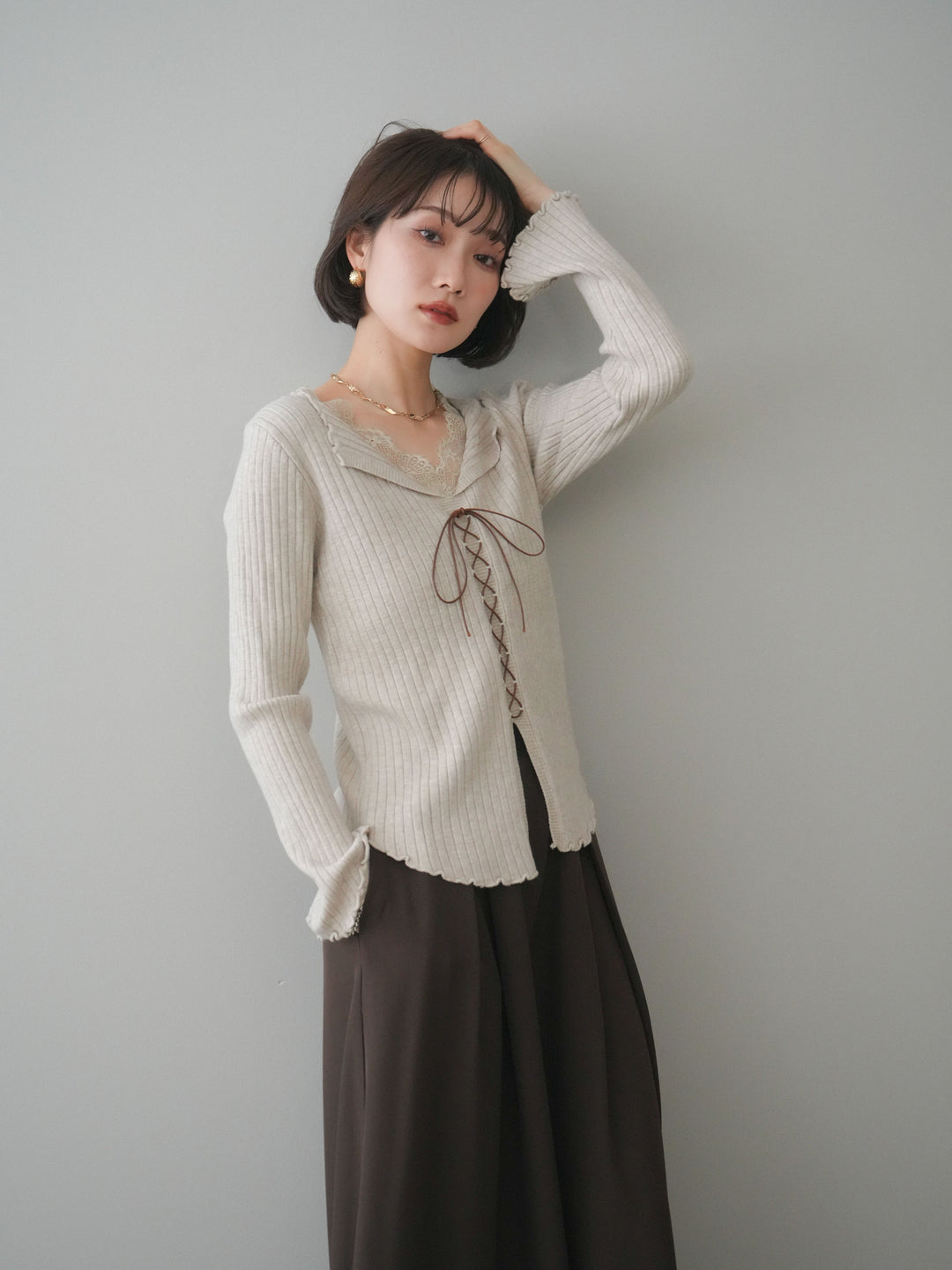 [予約]レースネックレースアップリブニットトップス/greige