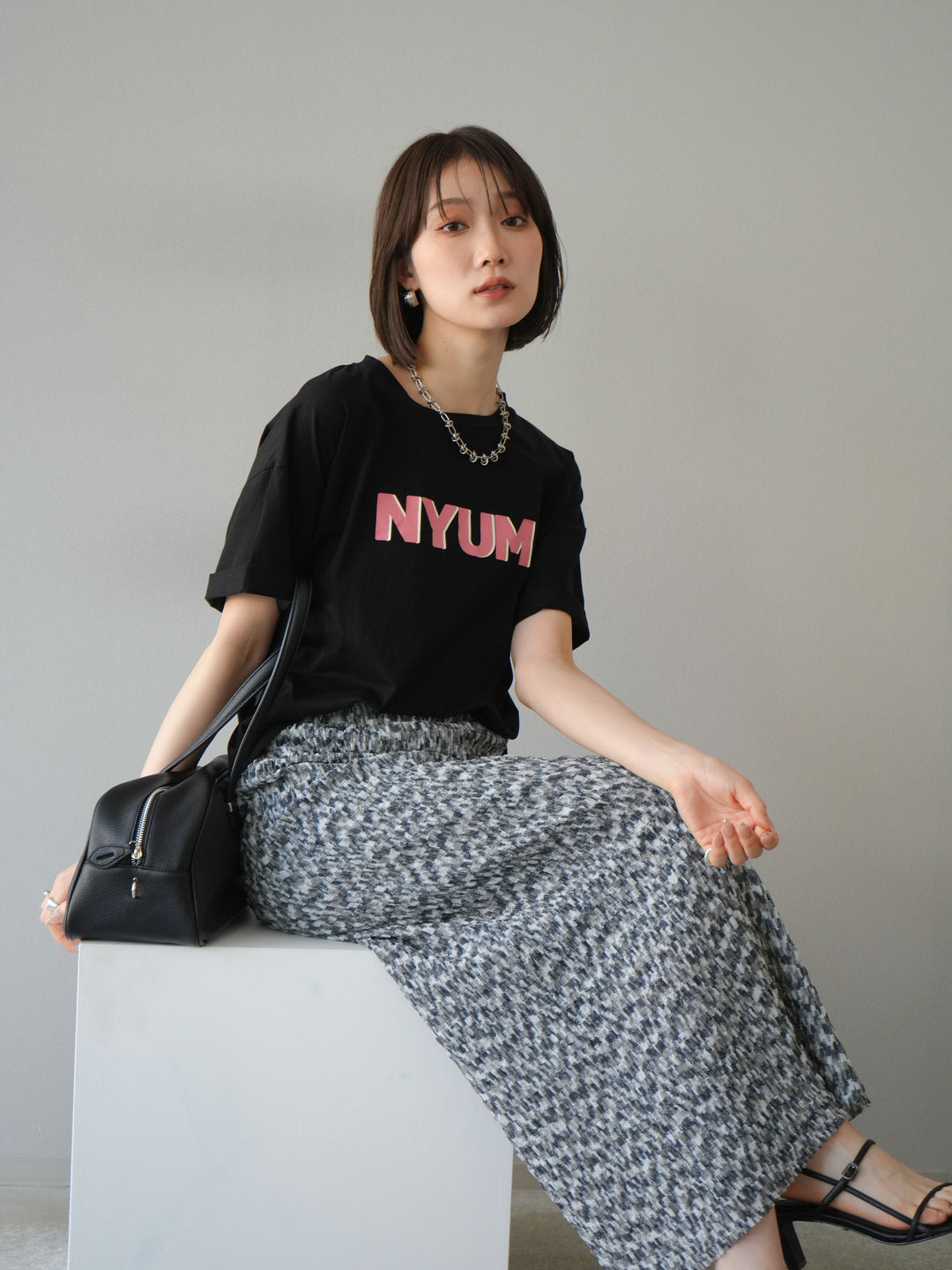 [預訂]“NYUM”標誌印花乾爽觸感棉質T卹/黑色