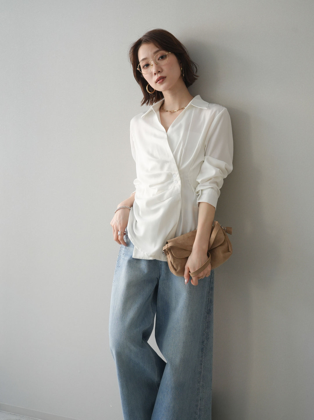 [予約]サイドギャザーアシンメトリーデザインサテンブラウス/white