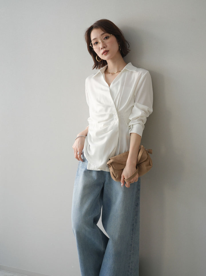 [予約]サイドギャザーアシンメトリーデザインサテンブラウス/white