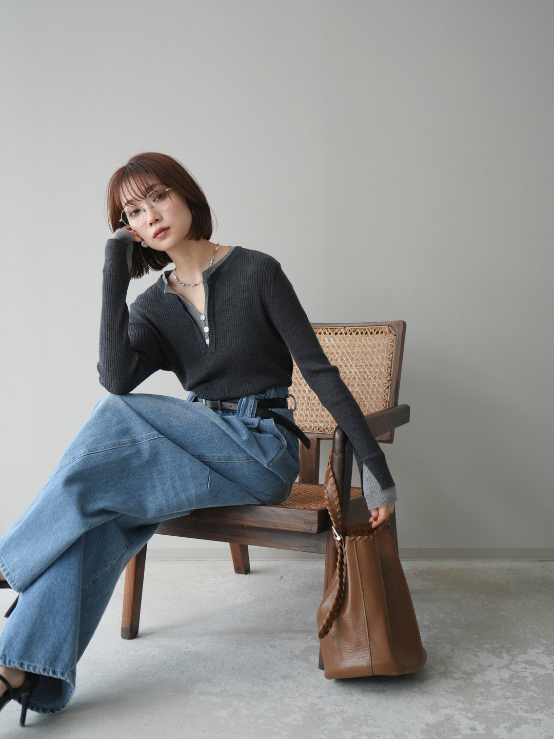 [SET]バイカラーキーネックリブニットトップス+ハイウエストベルトループデザインデニムパンツ(2set)