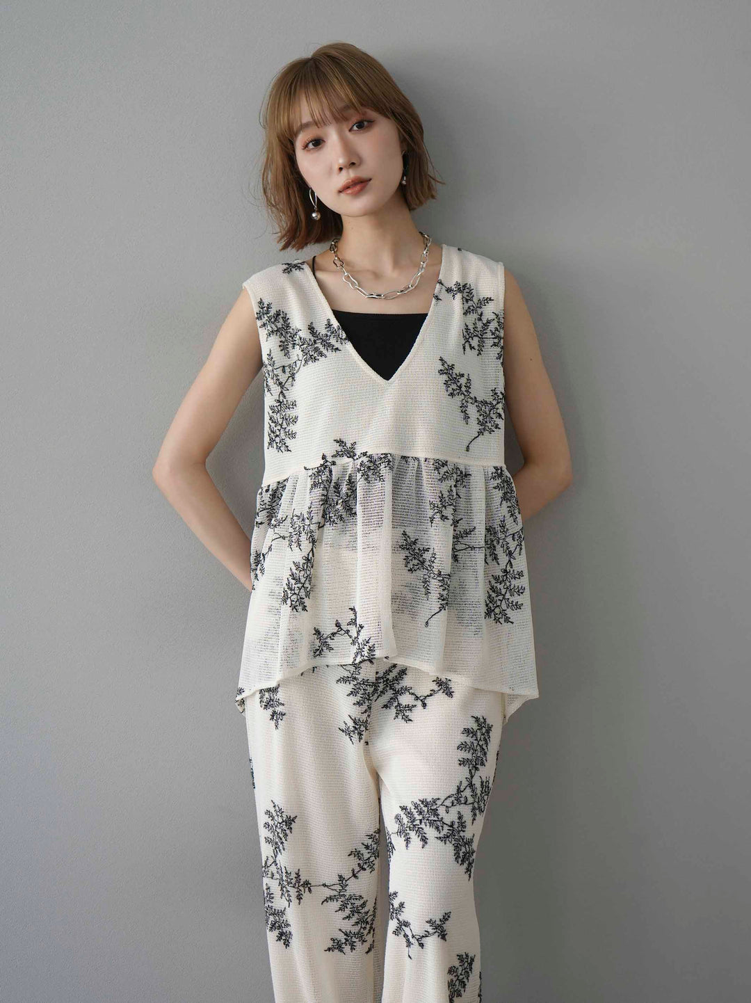 [予約]リーフ柄メッシュVネックフレアトップス/アイボリー