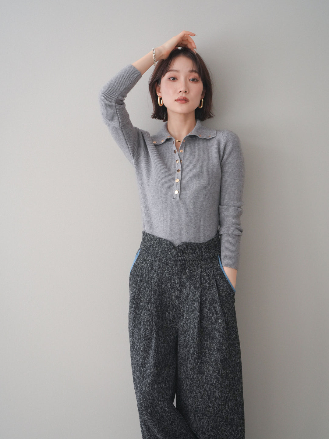 [予約]ゴールドボタンニュアンスタートルリブニットトップス/gray