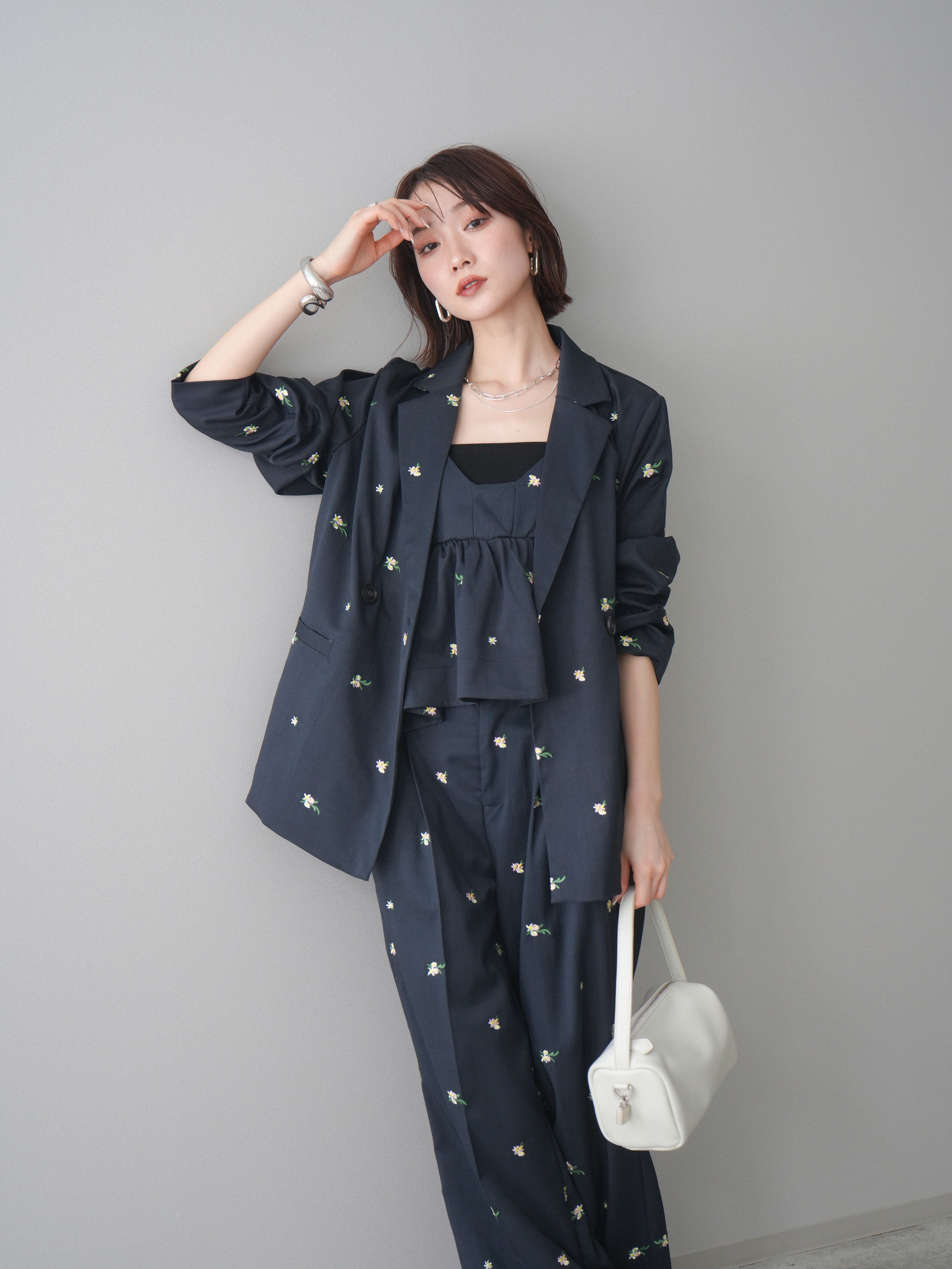 予約]フラワー刺繍テーラードジャケット/navy – Lumier
