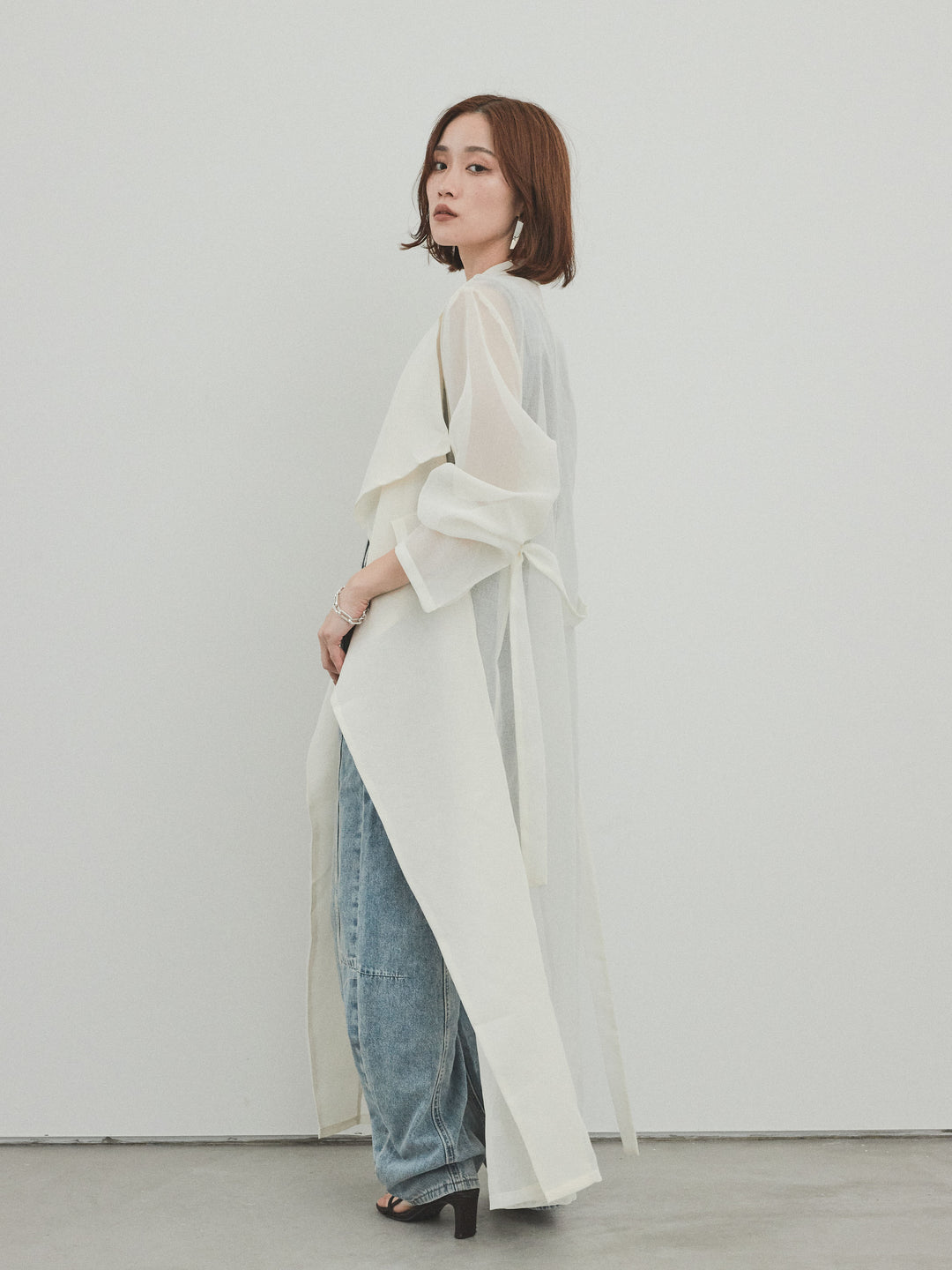 [SET] 中縫牛仔背帶褲 + 方形天鵝絨背心 + 透視長版外套（3 件組）