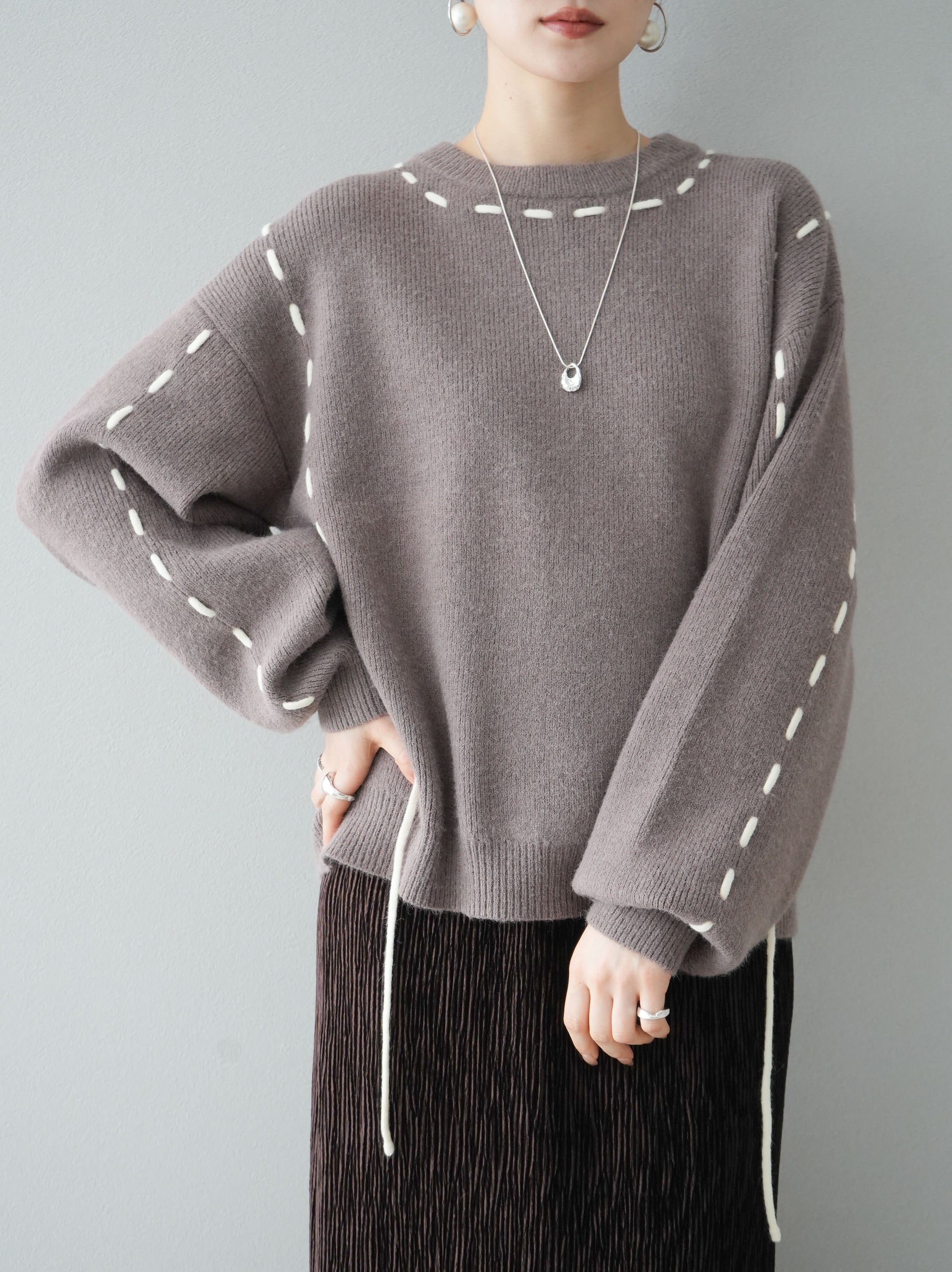 予約]ステッチデザインニットプルオーバー/モカ – Lumier