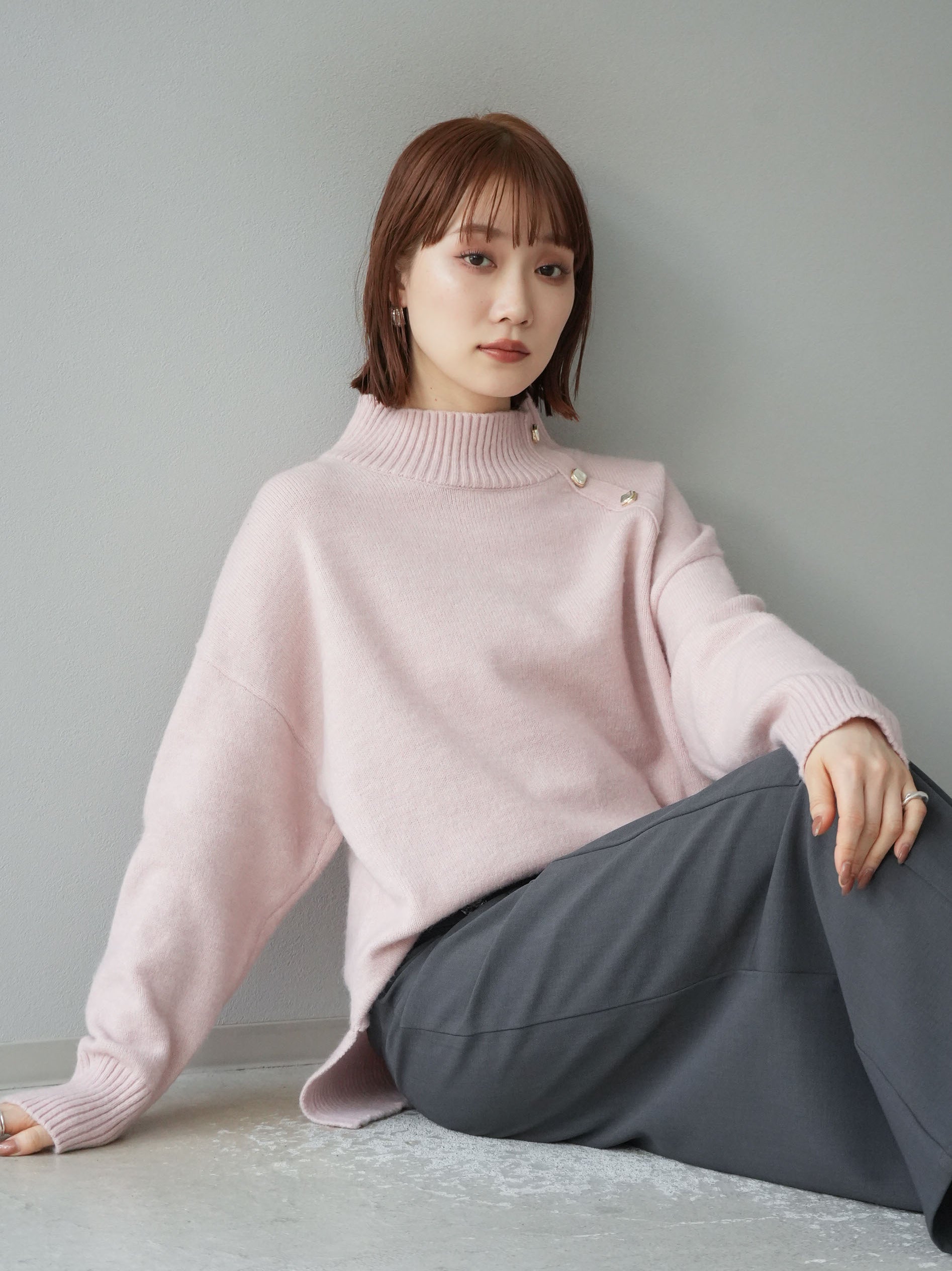 予約]デザインボタンハイネックニットプルオーバー/ピンク – Lumier